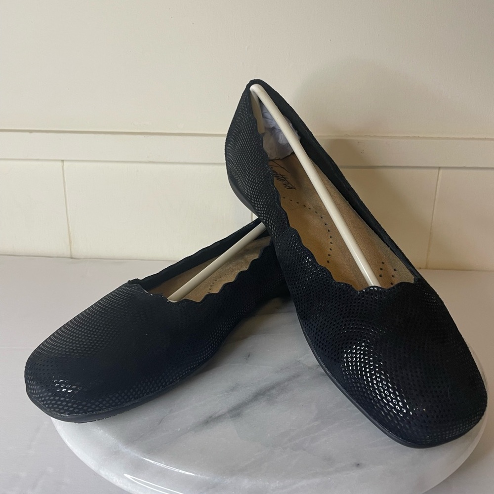 Cute Textured Black Leather Flats, Size 10.5W
